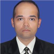 Profesor de inglés imparte a niños de todas las edades